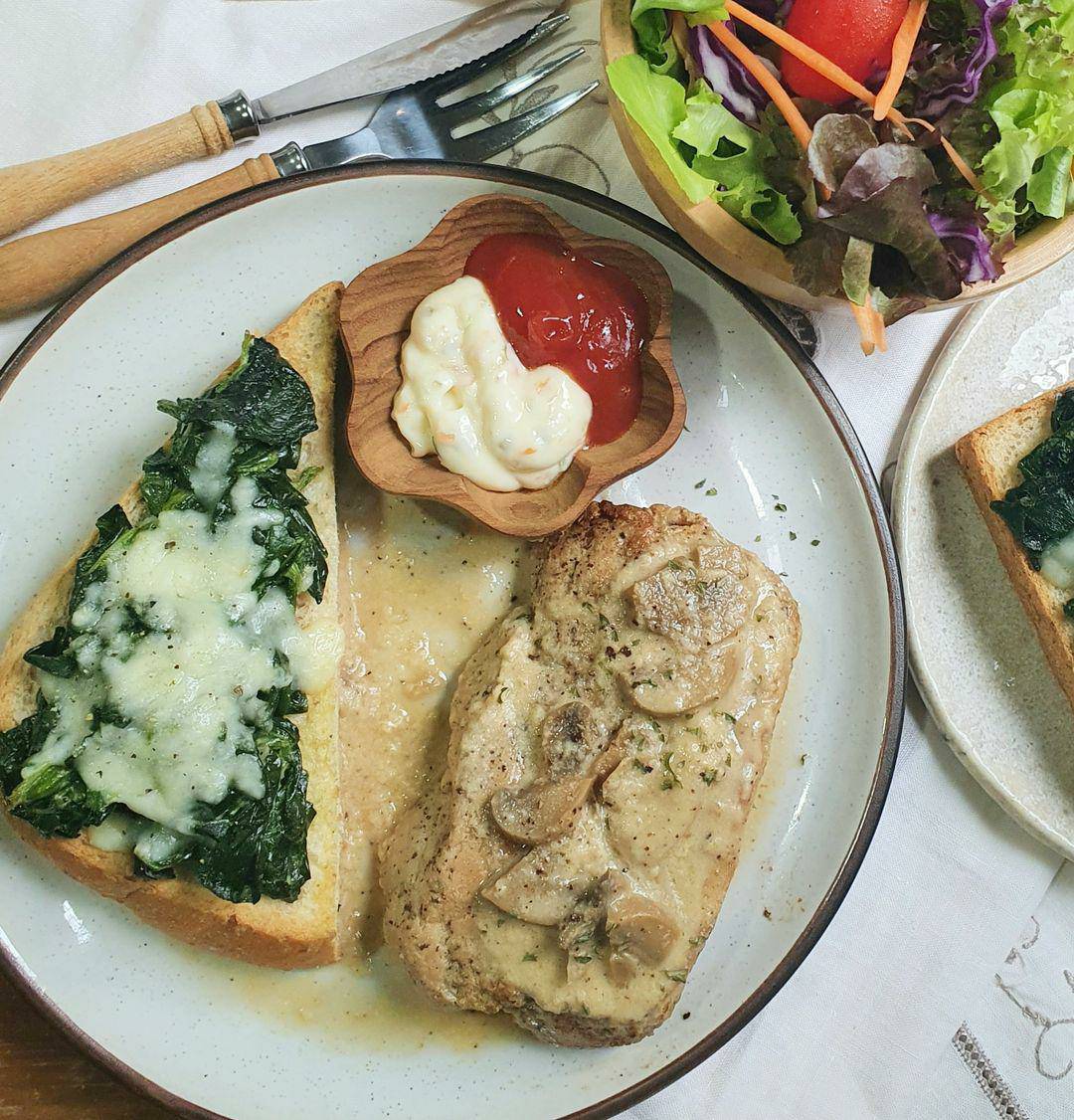 สเต็กหมู เกรวี่เห็ดแชมปิญอง