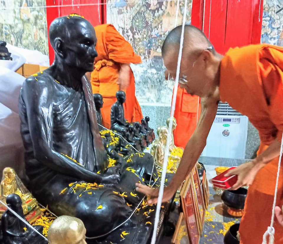 เหรียญหลวงพ่อกวย วัดโฆสิตาราม(วัดบ้านแค) เนื้อกระไหล่ทองคำ ลงยาแดง ปี2562 (แยกจากชุดกรรมการ) #รับประกันแท้ รูปภาพ สี หลวงพ่อกวย วัดโฆสิตาราม(วัดบ้านแค) (ขนาดตั้งบูชา 11x15นิ้ว) ปี2562 #รับประกันแท้ -- #พิธีดีมากดวงจิตหลวงพ่อกวยมาเสกให้เอง