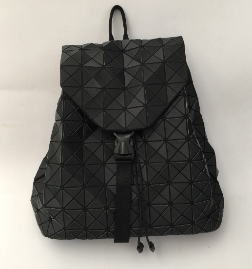 กระเป๋าเป้ issey รุ่นใหม่ สีดำแมทด้าน 35x32cm
