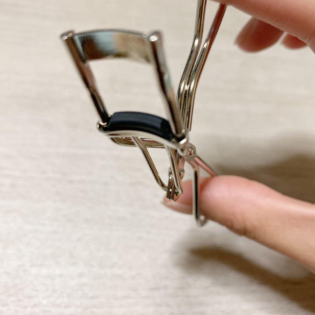 Shiseido Mini Eyelash Curler # 215 อีกตัวช่วยให้ดัดขนตาได้อย่างมือโปร แม้ในมุมโค้งหัวตาหางตา ที่ดัดขนตาความกว้างมินิ ยางคุณภาพดี ทำให้ขนตาสวยเด้งได้ทุกมุม
