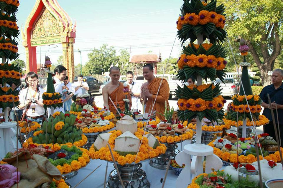 พระสมเด็จหลวงพ่อโตในวิหาร เนื้อผงชนวนมวลสารเก่าหลวงพ่อกวย รุ่นแรงครู ปี2560 หลวงพ่อกวย วัดโฆสิตาราม(วัดบ้านแค) จ.ชัยนาท ปี2563 - (ขนาด 5x7นิ้ว จีวรส้ม ด้านหน้ายันต์ครู ยันต์นะปัดตลอด ด้านหลังยันต์มงกุฎพระพุทธเจ้าหนุนดวง) ปี2563 #ปลุกเสกที่วัดโฆสิตาราม #รั
