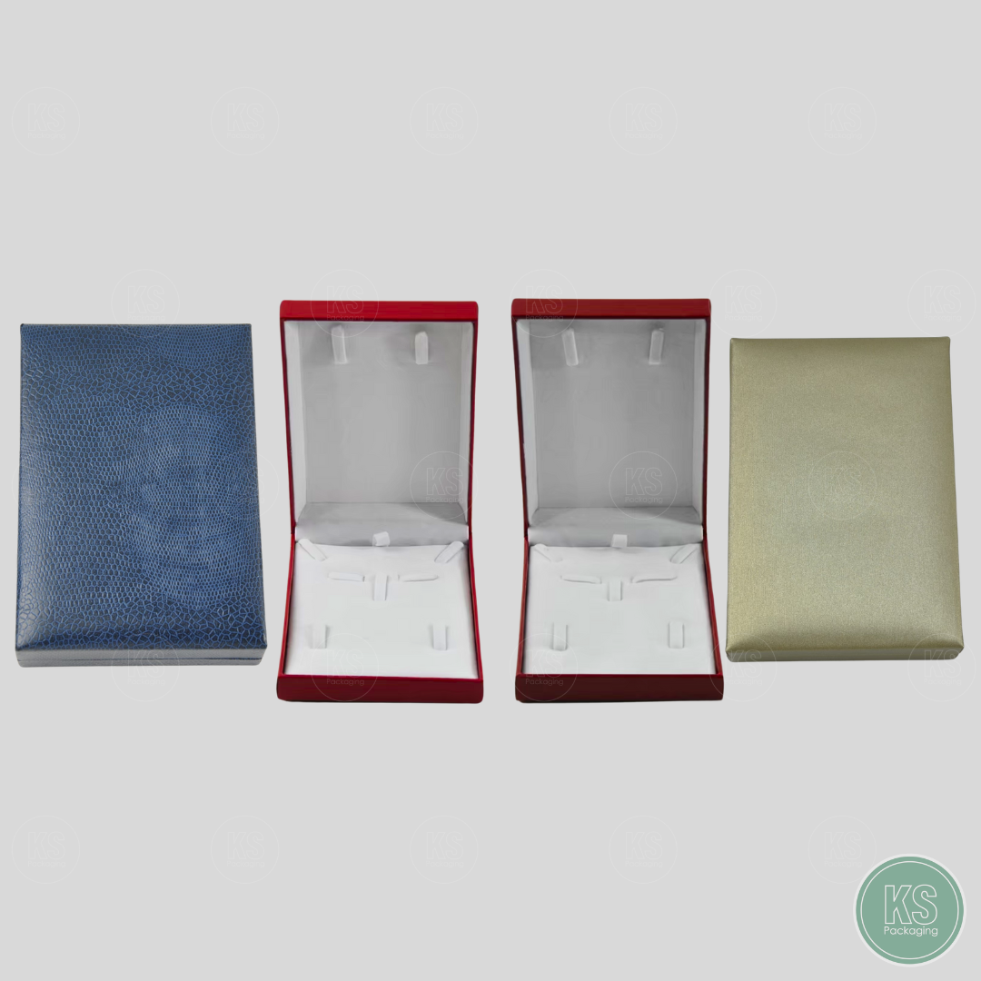 กล่องหนังทรงสี่เหลี่ยมใส่ชุดเครื่องประดับ ขนาด 11x15.9x3.4 cm ช่วยให้เก็บรักษาเครื่องประดับได้อย่างเป็นระเบียบเรียบ