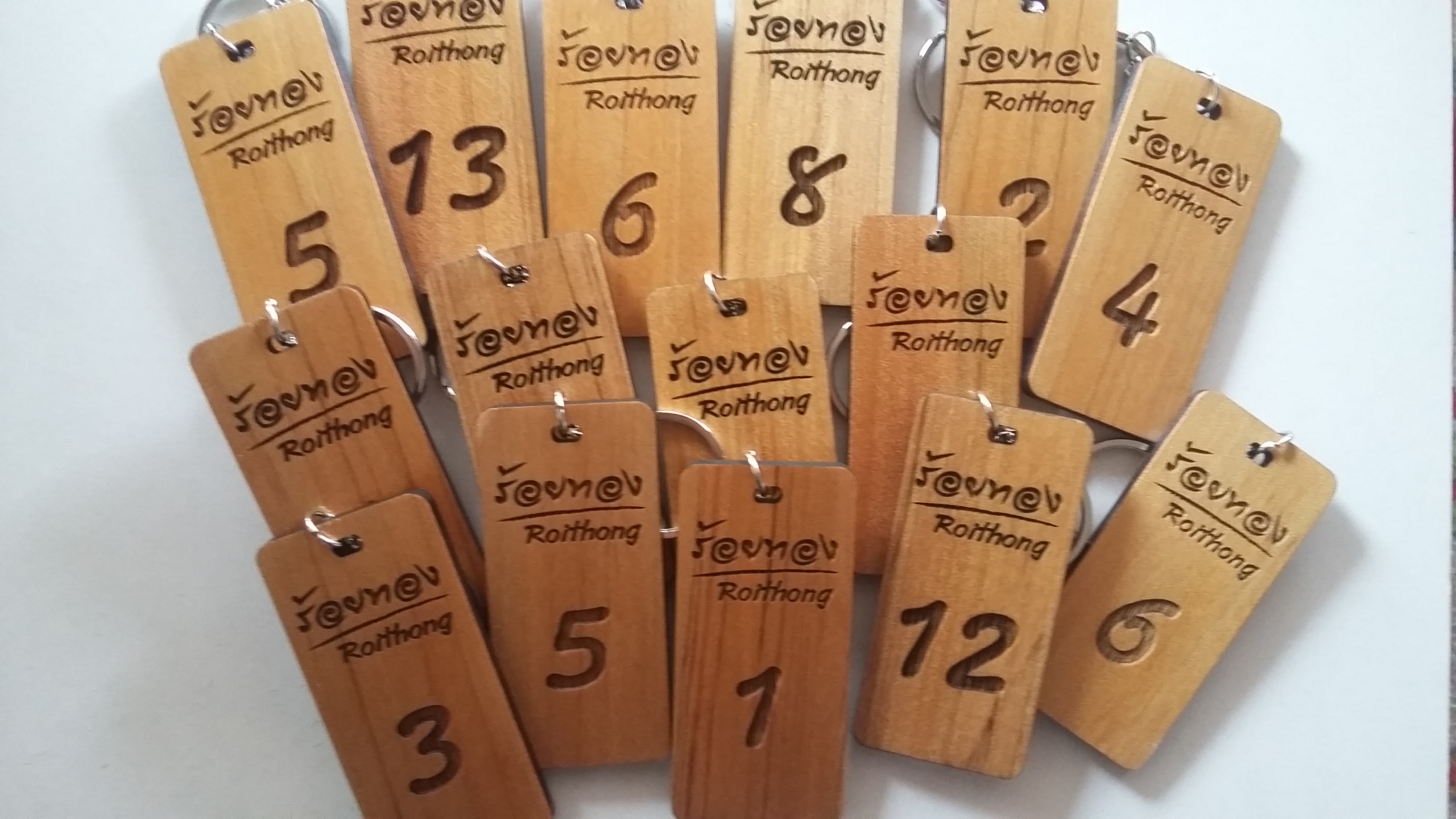 พวงกุญแจไม้ พวงกุญแจรีสอร์ท/พวงกุญแจห้องพัก/พวงกุญแจโรงแรม - ร้อยทอง รีสอร์ท (Roithong resort)