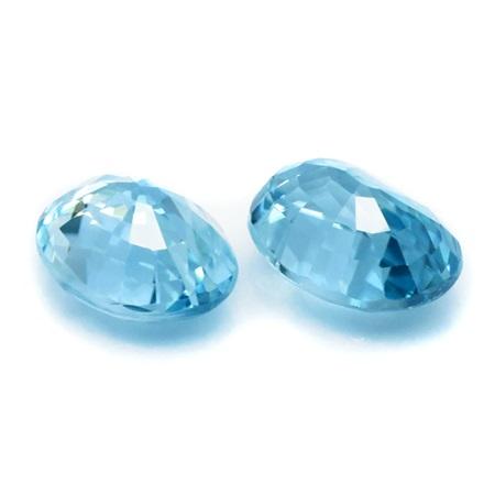 A Couple Of Oval Zircon พลอยเพทายรูปไข่คู่ น้ำหนักรวม 3.71 กะรัต สีฟ้าหวาน สีใกล้เคียงกัน ไม่เหมือนกันเลยทีเดียว มองตาเปล่าไม่มีตำหนิ
