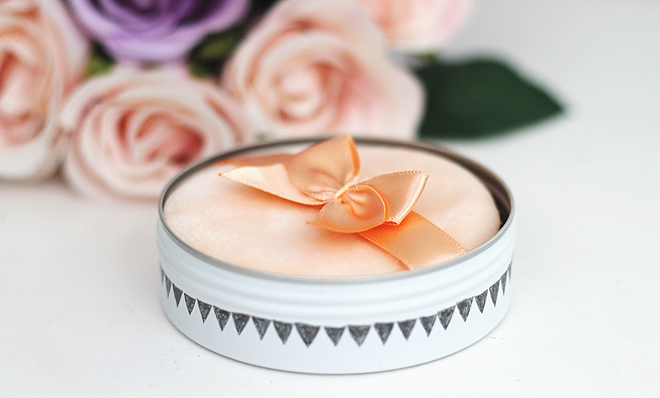 (ตลับขาว เพิ่มความเนียน เหมาะกับทุกเฉดผิว) Club Airy Touch Powder 21g #01 Fluffy Matt Type (Natural Beige) แป้งผสมรองพื้นเนื้อดีให้ลุคแมทท์ ที่มาในแพคเกจน่ารักมุ้งมิ้งที่สุดในโลก และด้านในพัฟนุ่มๆ ช่วยทำให้การเกลี่ยแป้งเนียนกริบไปกับผิว พร้อมกลิ่นกุหลาบอุ