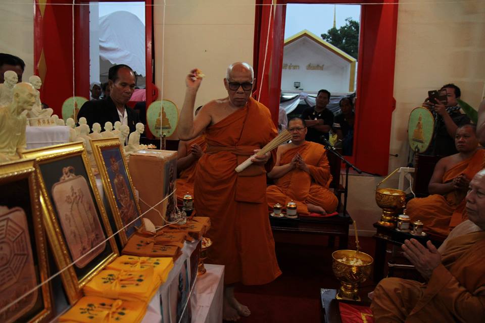 รูปหล่อ เซียนแปะ เนื้อเรซิ้น ปิดทอง (ขนาด5นิ้ว) ปี2560 รุ่น ฟ้าประทานพร