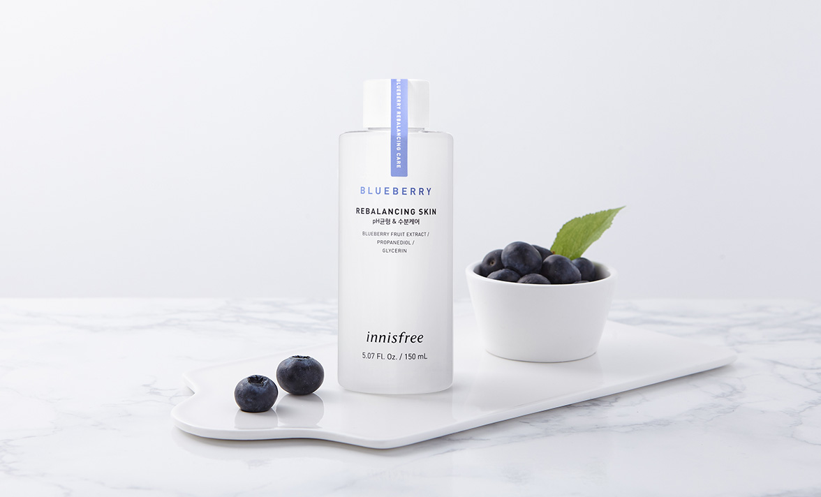 Innisfree Blueberry Rebalancing Skin 150mL อินนิสฟรี บูลเบอรี่ น้ำตบอุดมด้วย Blueberry ที่จะช่วยปรับ PH ผิวให้บาลานซ์ให้มีความเป็นกลาง เตรียมพร้อมสำหรับการบำรุงขั้นต่อไป และยังช่วยให้ผิวมีความชุ่มชื้น สะอาดยิ่งขึ้น