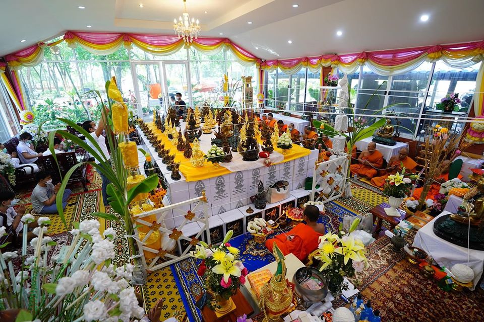 รูปหล่อ ท้าวเวสสุวรรณ ยืนถือกระบอง ทรงบน หลัง ราหู เนื้อทองเหลือง เต็มสูตร งานเน้นรายระเอียดปราณีต (ขนาดสูง16นิ้ว) - (ราหู มี ปีกเป็นครุฑ มี ลำตัวเป็นพญานาค) - (ปลุกเสกฤกษ์ เสาร์5 ปี2563)