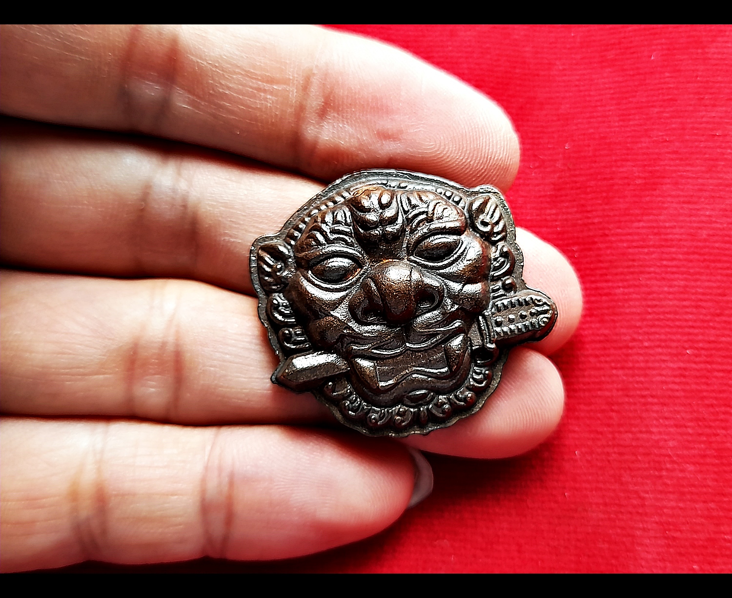 เหรียญ เสือคาบดาบ (พุทธคุณอานุภาพ แก้ฮวงจุ้ย กันชง แก้ชง ได้ทุกปีไม่ว่าจะปีใดก็ตาม) เนื้อนวะโลหะ(มีส่วนผสมของทองคำ) (น้ำหนักประมาณ2บาท) ปี2564 #รับประกันแท้