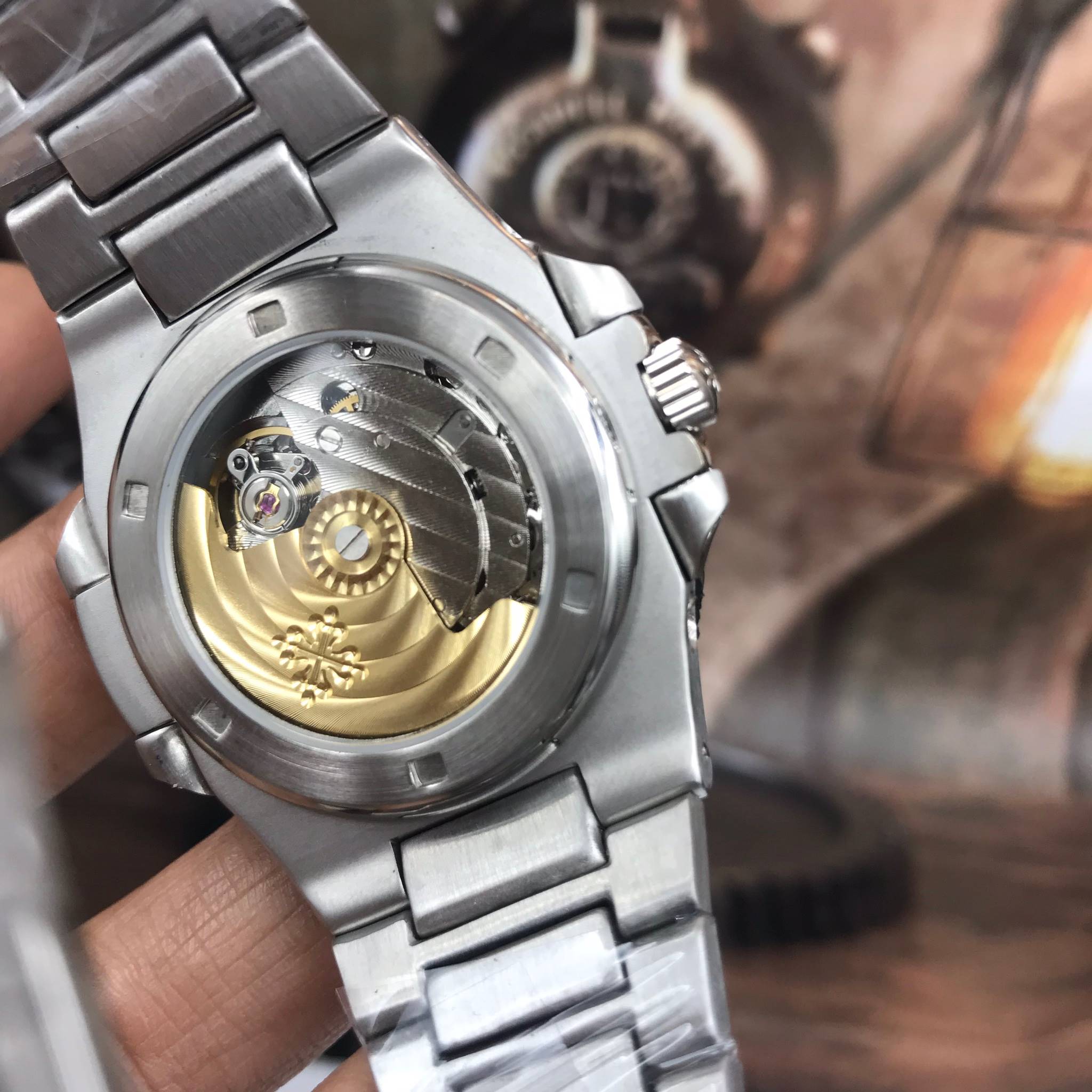 นาฬิกา Patek Philippe รุ่น Men's Nautilus Chronograph สีเงิน สายเลสสีเงิน หน้าปัดสีน้ำเงิน