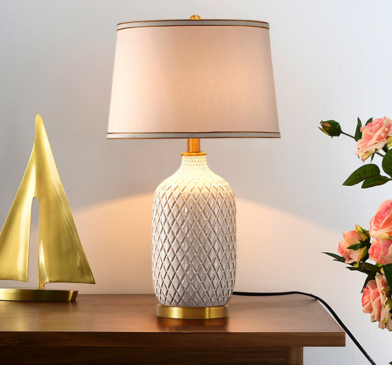 โคมไฟตั้งโต๊ะเซรามิกลายข้าวหลามตัดโป๊ะโคมผ้า สไตล์ American [RX126]