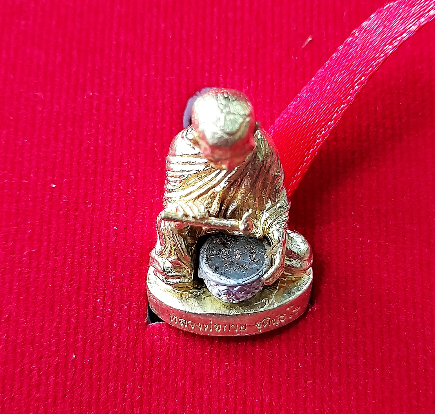 รูปหล่อ หลวงพ่อกวย วัดโฆสิตาราม ทำน้ำมนต์ (เข้าพิธีอฐิษฐานจิตปลุกเสก39พิธี) ฐานบรรจุมวลสารเก่าและ#เกศา#จีวร หลวงพ่อกวย (ขนาดห้อยคอ 1.5ซม) ปี2561 #รับประกันแท้