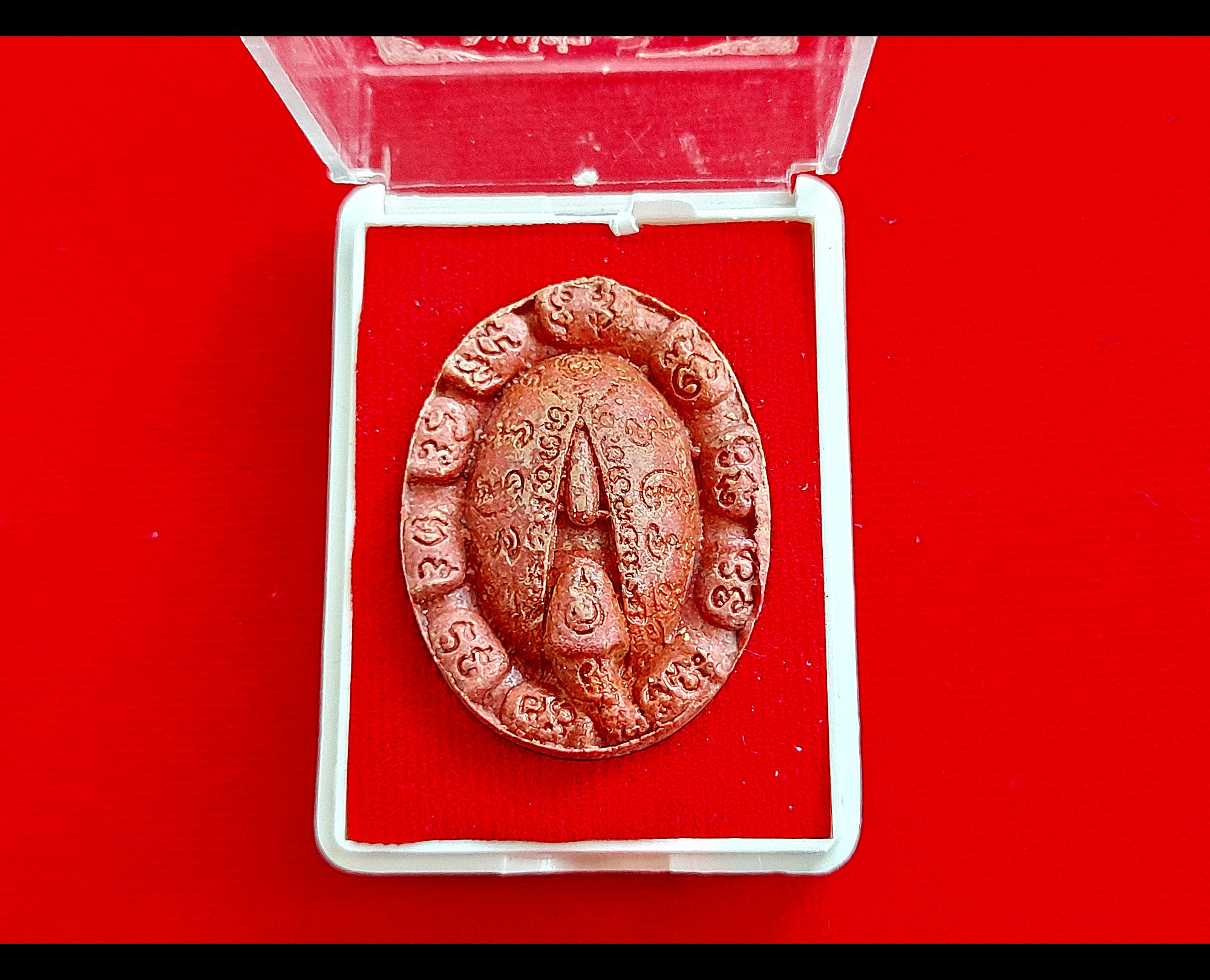 เหรียญศิวลึงค์(หัวปลัดขิก 11รุ่ม1 โยนี พ่อกำเนิด แม่กำเนิด แม่ยั่ว ) ฝั่งตะกรุด3ดอก เนื้อผง สีแดงแรงฤทธิ์(เมตตา เสน่ห์ ลาภ) #รับประกันแท้ - หลวงปู่อุดมทรัพย์(พระอาจารย์จ่อย) วัดเวฬุวัน จ.ศรีสระเกษ จัดสร้างและดำเนินการปลุกเสก