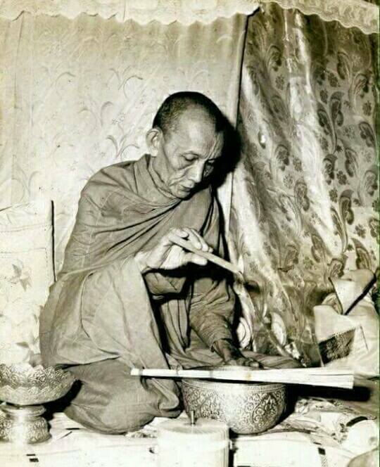 แผ่นภาพ หลวงพ่อกวย นั่ง อธิษฐานทำน้ำมนต์ ปี2561 (ปลุกเสกแล้ว ขนาด A4)