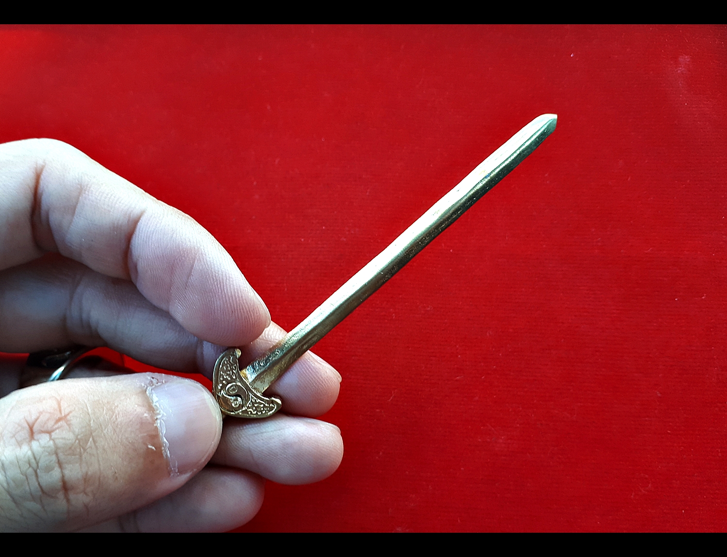 รูปหล่อ เซียนแปะ วัดศาลเจ้า ถือ กระบี่และแส้ ล้างอาถรรพ์ (ขนาด 8.9นิ้ว) (สร้างตามจำนวนที่สั่งจอง) เนื้อโลหะชนวน ฐานบรรจุผงมวลสารฟ้าประทานพร ปี2561 #รับประกันแท้ - หลวงพี่เก่ง วัดท่าเสา ปลุกเสก