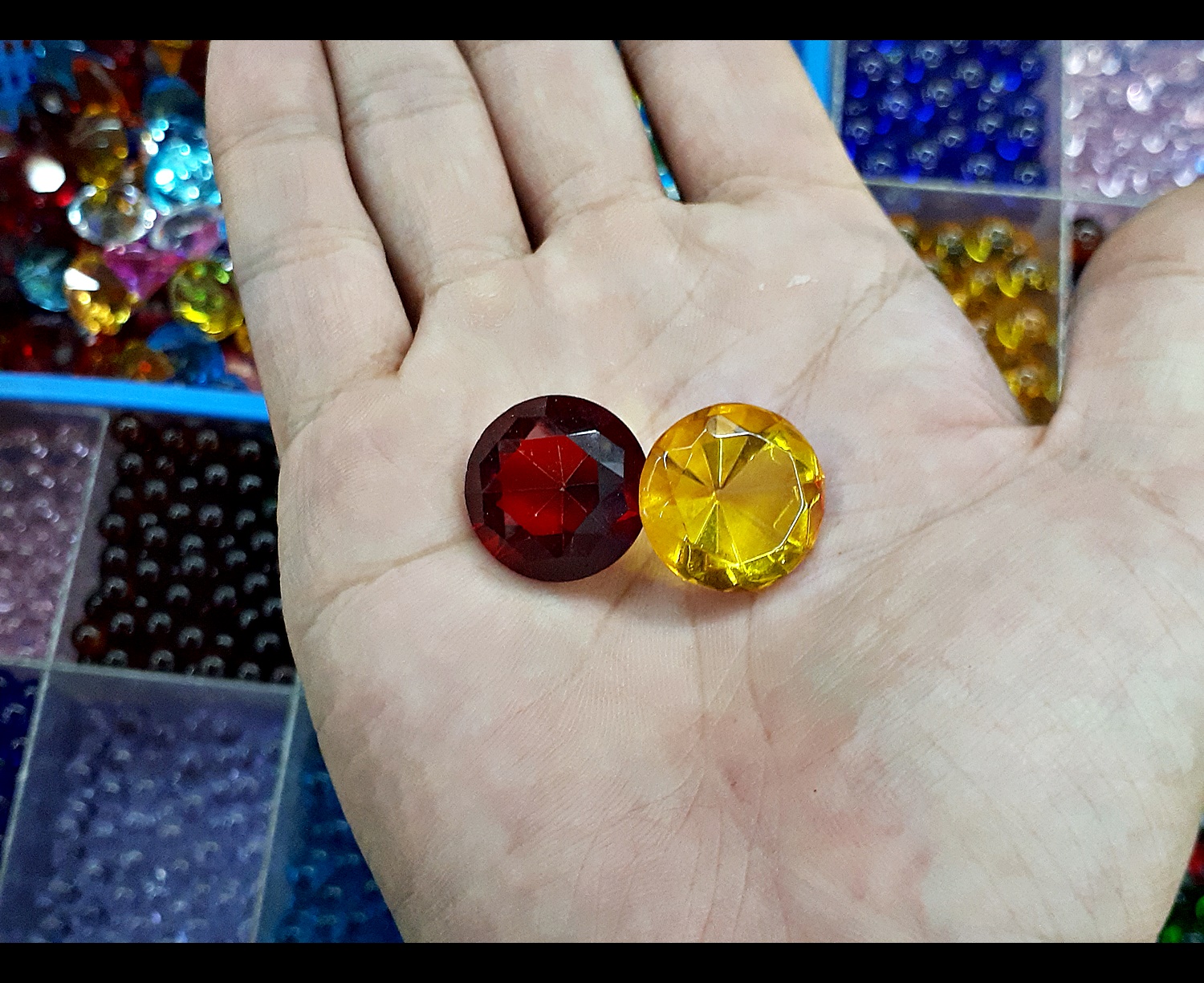 แก้วสี ทรงเพรชกระรัต