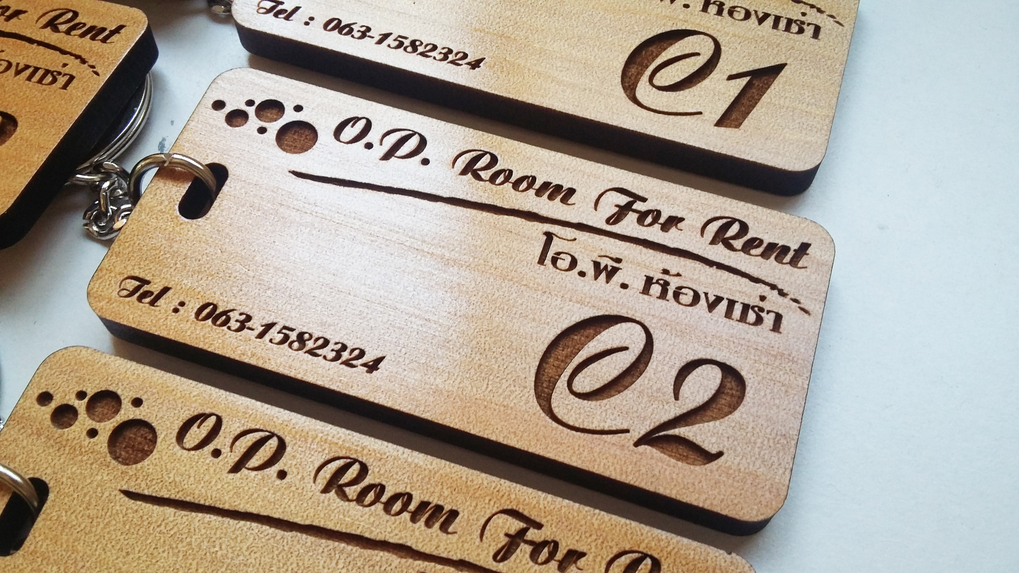 พวงกุญแจไม้ พวงกุญแจห้องพัก - O.P. Room For Rent Pattaya