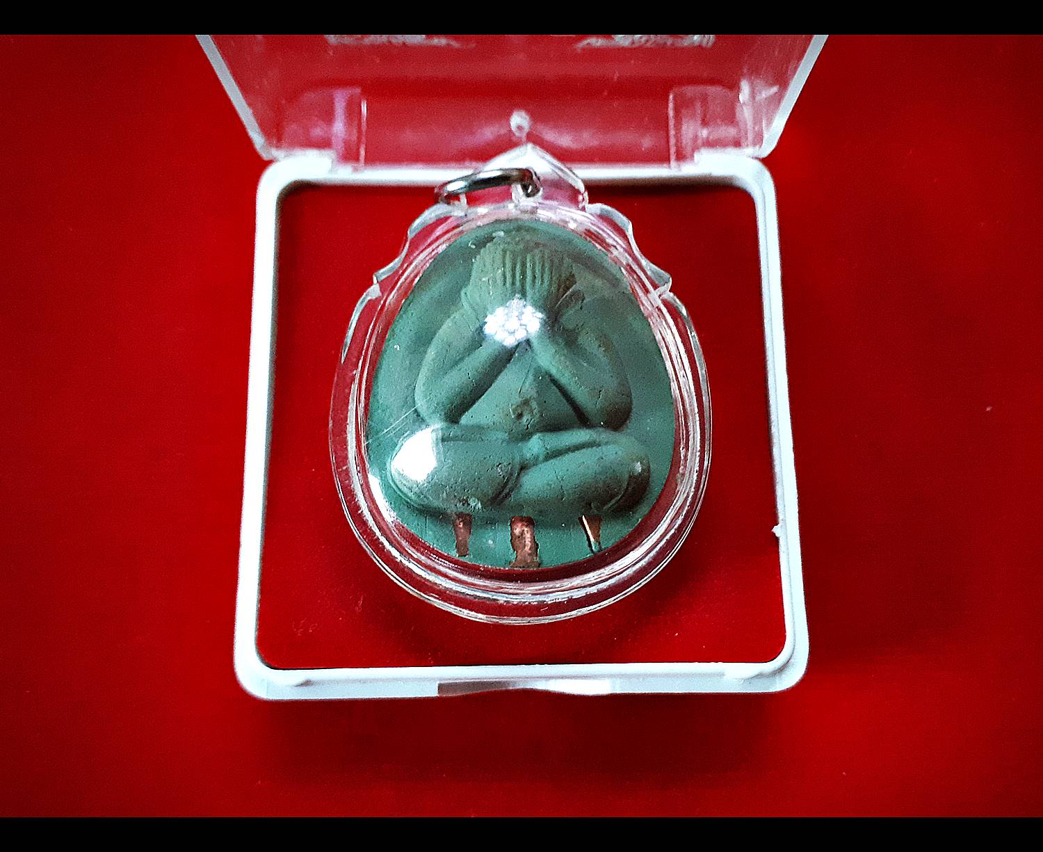 พระปิดตา มหาเศรษฐีเงินล้าน (รุ่น2 จัมโบ้) เนื้อผง สีเขียวเหนี่ยวทรัพย์ (ฝังตะกรุดจตุโรบังเกิดทรัพย์ 3ดอก) (รุ่นนี้ วางบูชาเงินก็เข้า) ปี2555 - หลวงพ่อเล็ก วัดท่าขนุน