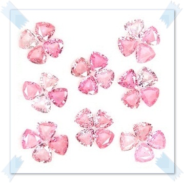 ปาปิยอง 4.2 มิล Pink Sapphire จัดเซ็ท 32 เม็ด หนักรวม 7.77 กะรัต โทนสีชมพูสีอ่อนจนถึงสีปานกลางปนๆกัน เนื้อดี สะอาดไม่มีตำหนิ รูปร่างสามเหลี่ยม