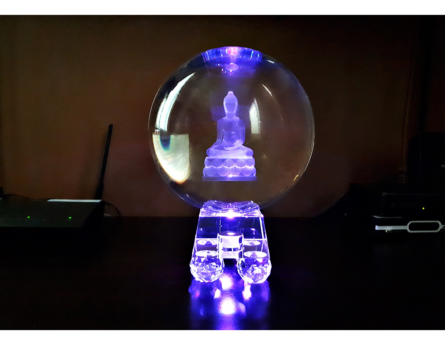 ลูกแก้ว ลาย พระพุทธรูป 3 มิติ ขนาด 8นิ้ว (20ซม.) พร้อมฐานไม้รองวาง