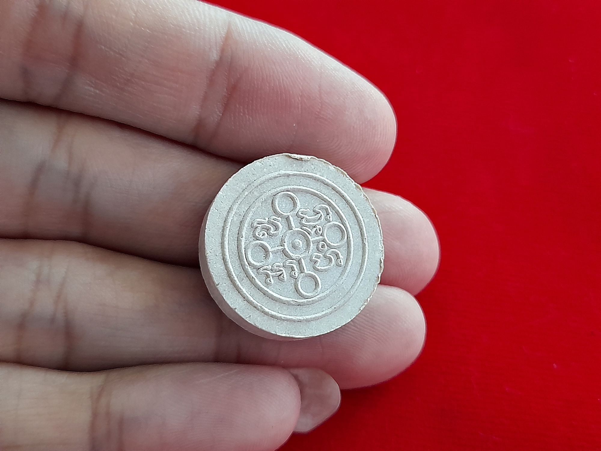 พระสมเด็จธรรมกาย พระผงของขวัญ พิมพ์จันทร์ลอย ฐานโค้ง (พระพุทธ พระธรรมกาย ปางสมาธิ หลังธาตุ6) รุ่น2 เนื้อมวลสาร(พระของขวัญหลวงพ่อสดวัดปากน้ำ รุ่น1-3) ปี2526 - ปลุกเสกทำวิชาธรรมกาย โดย หลวงป๋า วัดหลวงพ่อสด #รับประกันแท้