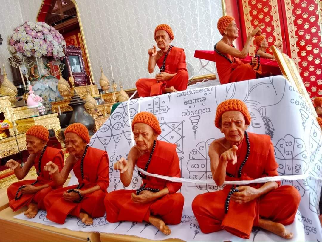 รูปหล่อ หลวงปู่หมุน วัดบ้านจาน ชี้ให้รวยทันใจ (ขนาดตั้งบูชา สูง9นิ้ว ฐาน7นิ้ว) ปี2562 #รับประกันแท้