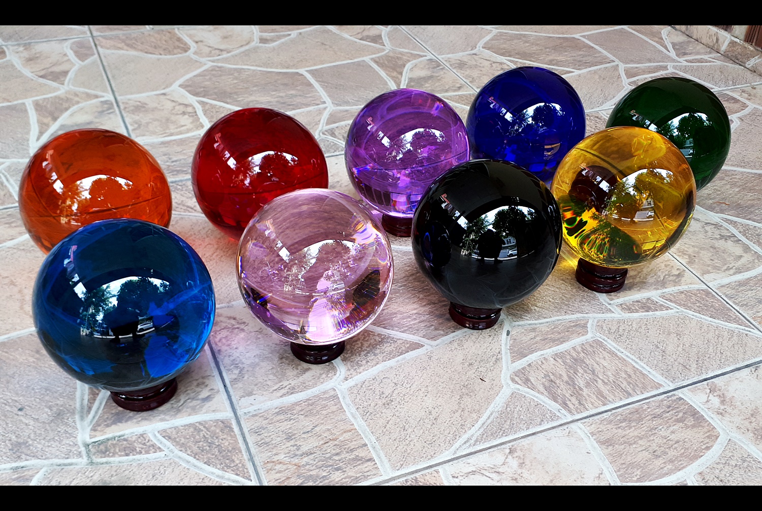 ลูกแก้ว 5 นิ้ว (13 เซนติเมตร ซม. CM) คละสีต่างๆ สีเขียว สีชมพู่ สีฟ้า สีน้ำเงิน สีแดง สีดำ สีใส สีเหลือง สีส้ม สีม่วง พร้อมฐานวางรอง
