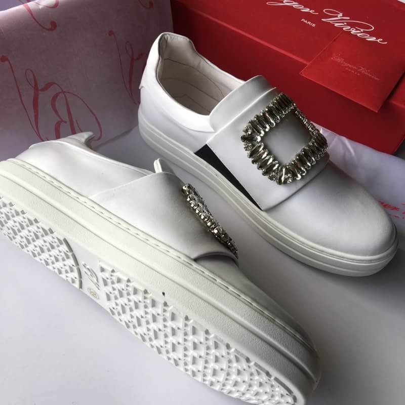 รองเท้าผ้าใบ rv sneakers สีขาว แบบ ญาญ่า