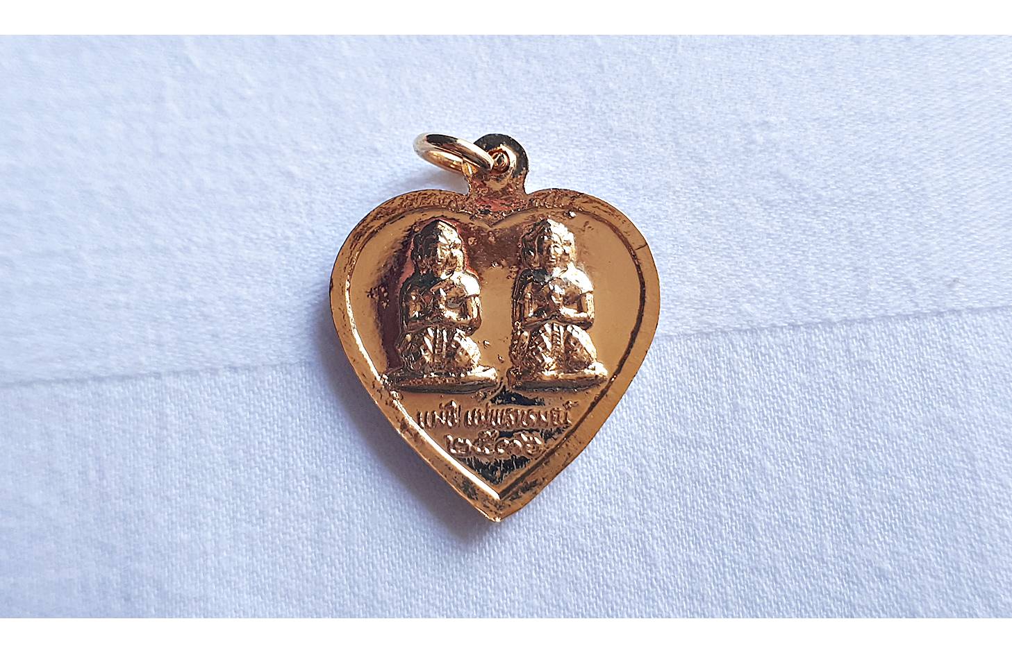 เหรียญหลวงพ่อทอง วัดเขาตะเครา (ทรงหัวใจ) เนื้อกระไหล่ทอง ลงยาสีแดง ปี2557