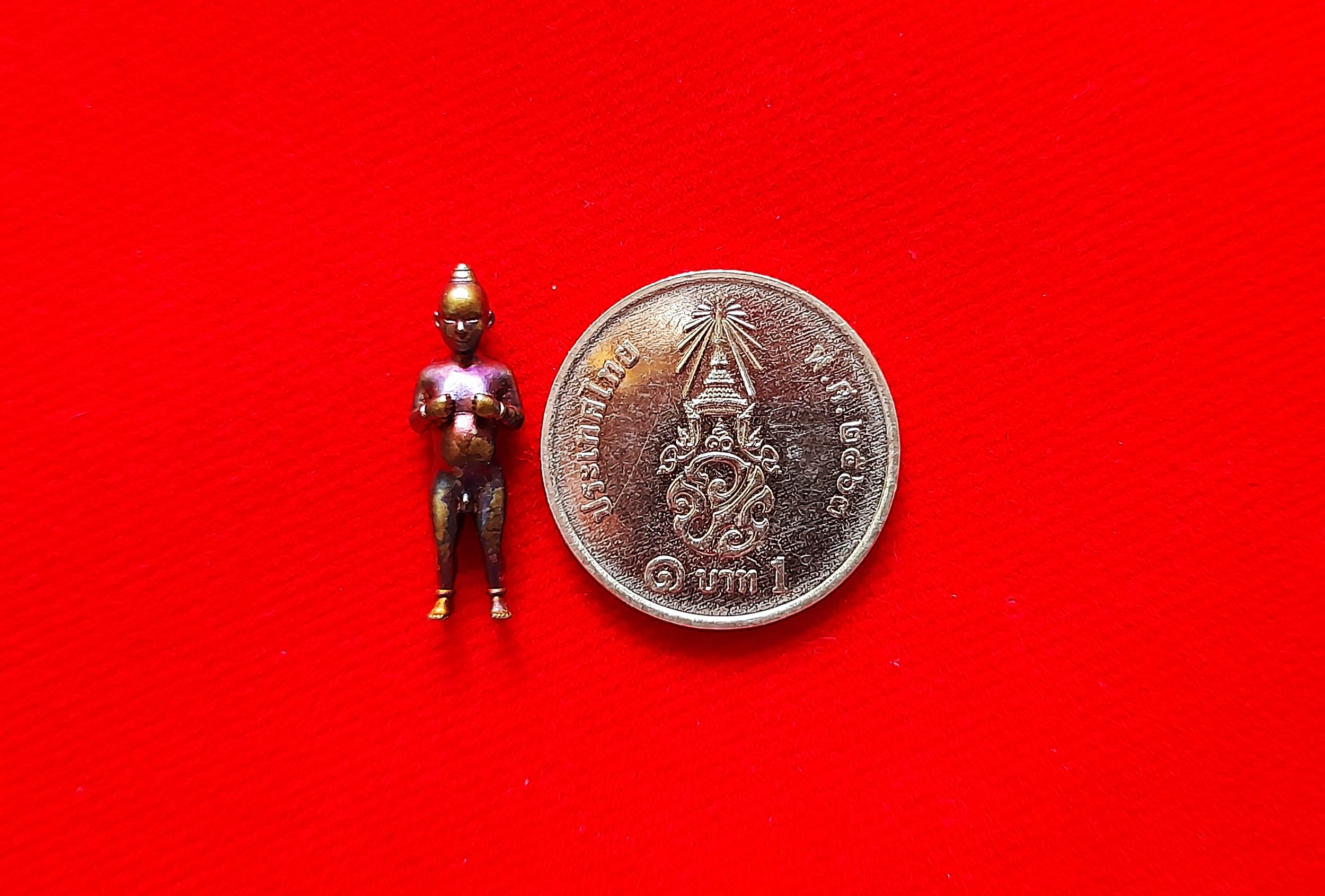 กุมาร หนูนุ้ย (ขนาดพกพา มีกำไลที่ข้อมือ) พิธีใหญ่ รุ่นแรก วัดโมคลาน จ.นครศรีธรรมราช ปี2565 เนื้อโลหะบรอนซ์ สีไทเทเนียม รุ้ง งานระดับจิ้วเวอร์รี่ #รับประกันแท้ - (แถมของพิเศษเสกในพิธี ลูกปัดมหาเสน่ห์+ดอกบานไม่รู้โรย)