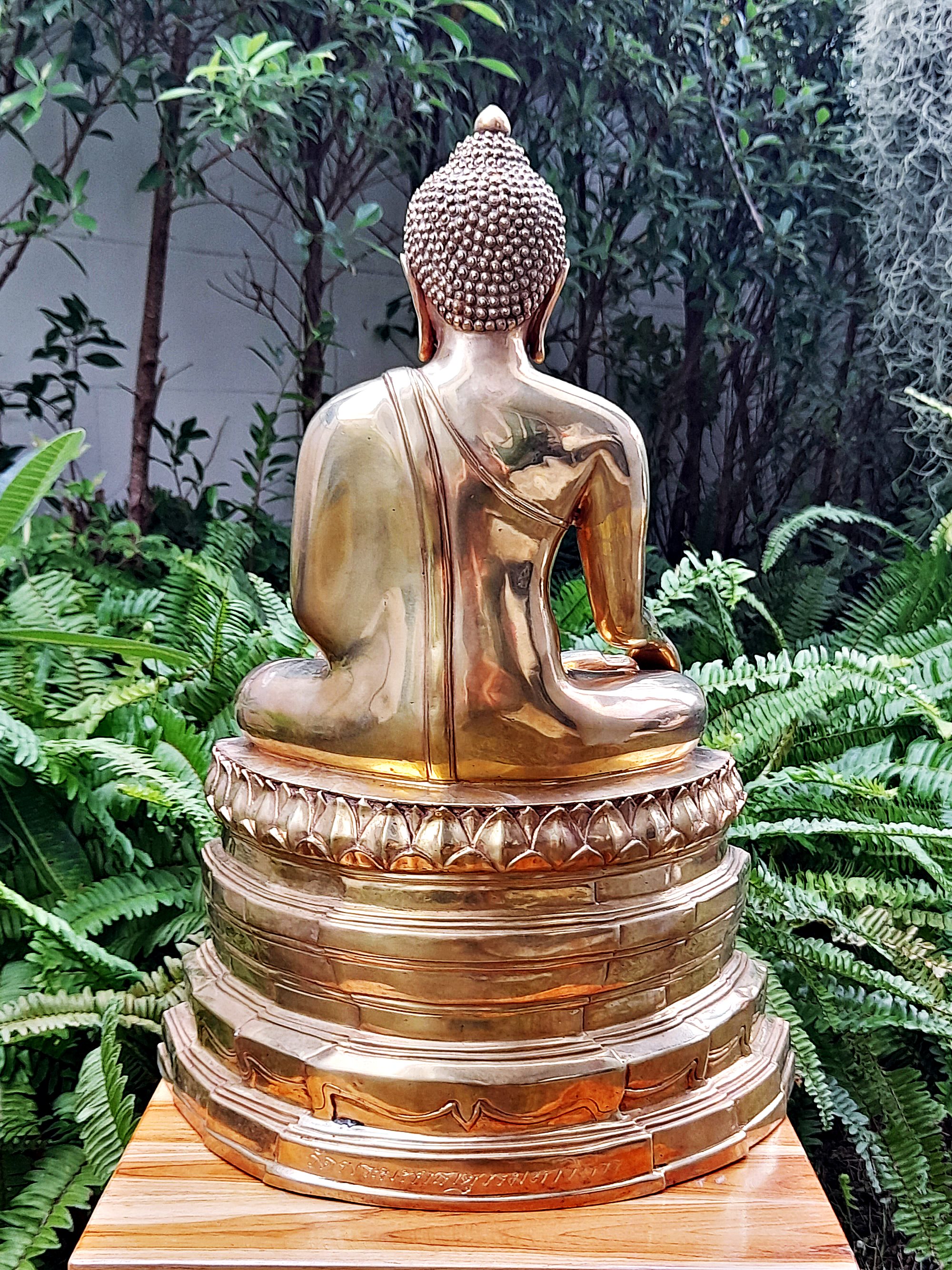 รูปหล่อ พระพุทธสิหิงค์ นิรันตราย ฐานยันต์นอโม เนื้อทองเหลืองขัดเงา (หน้าตัก9นิ้ว สูง18นิ้ว ฐานกว้าง14.5นิ้ว) วัดพระมหาธาต จ.นครศรีธรรมราช ปี2562 #รับประกันแท้