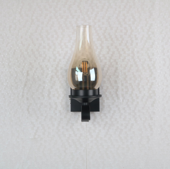 โคมไฟติดผนังทรงตะเกียงย้อนยุคโป๊ะแก้วสีชาฐานสีดำ [WL336]