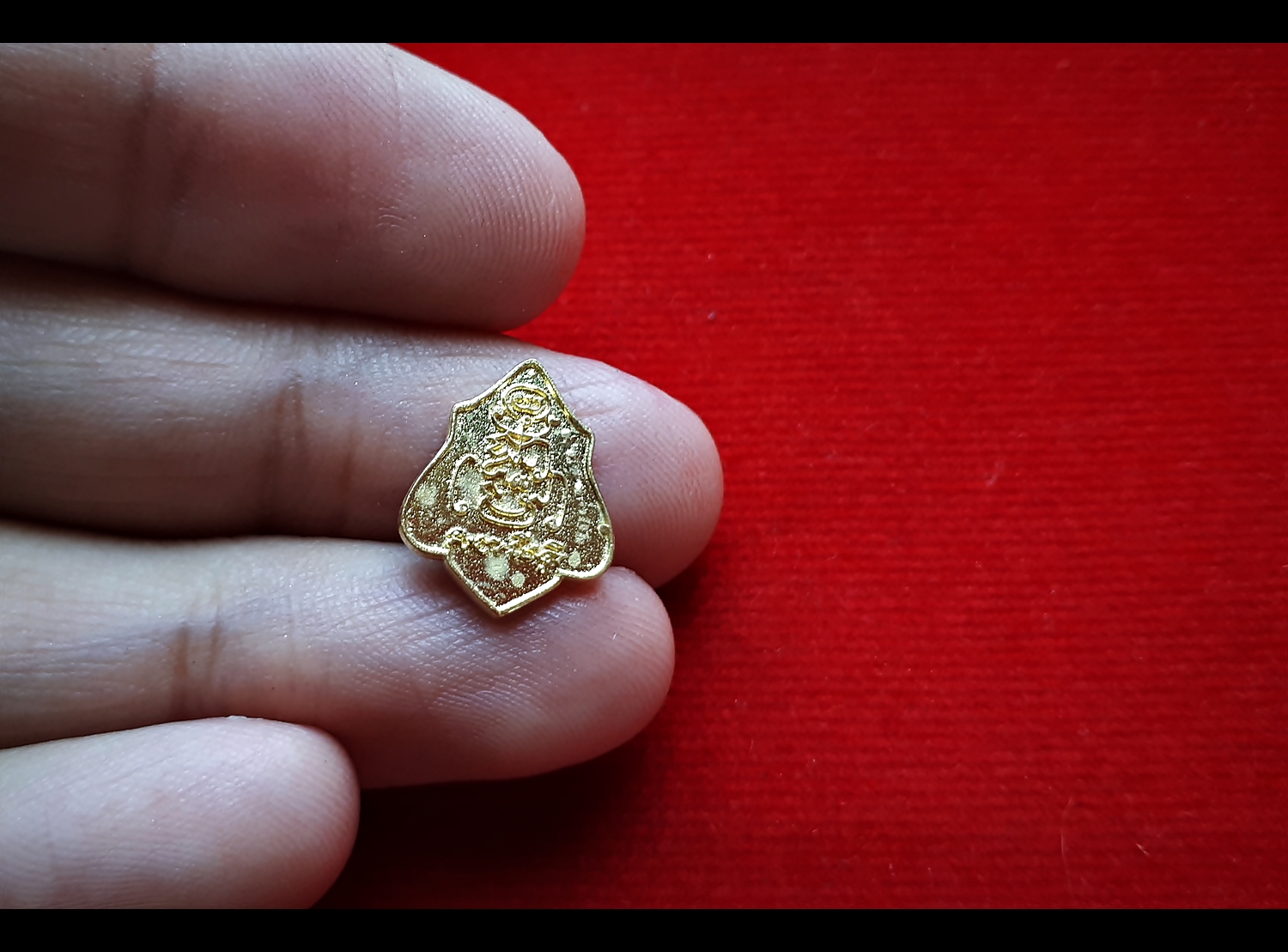 เหรียญ (เม็ดแตงจิ๋ว) หัวแหวน ทรงโล่ หลวงพ่อกวย วัดโฆสิตาราม (วัดบ้านแค) หลังยันต์ครู เนื้อทองชนวนทองทิพย์