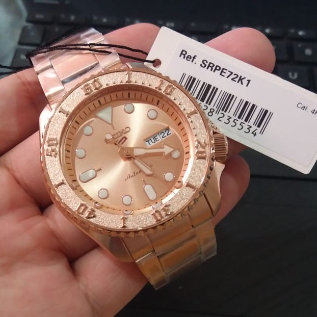 Karnvera Shop นาฬิกาข้อมือผู้ชาย Seiko 5 Sports Gold Automatic Street Boy Men's Watch SRPE72K1