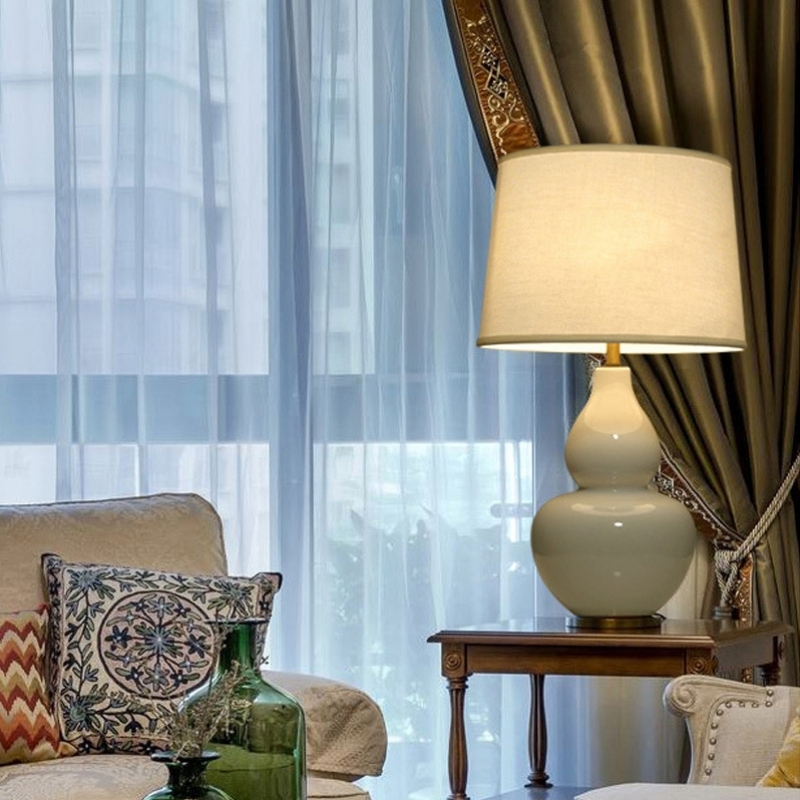 โคมไฟตั้งโต๊ะเซรามิกทรงน้ำเต้าฐานโค้งมนสองระดับสไตล์ Modern Classic สีขาวนวล โป๊ะผ้าโทนสีขาว [XG544]