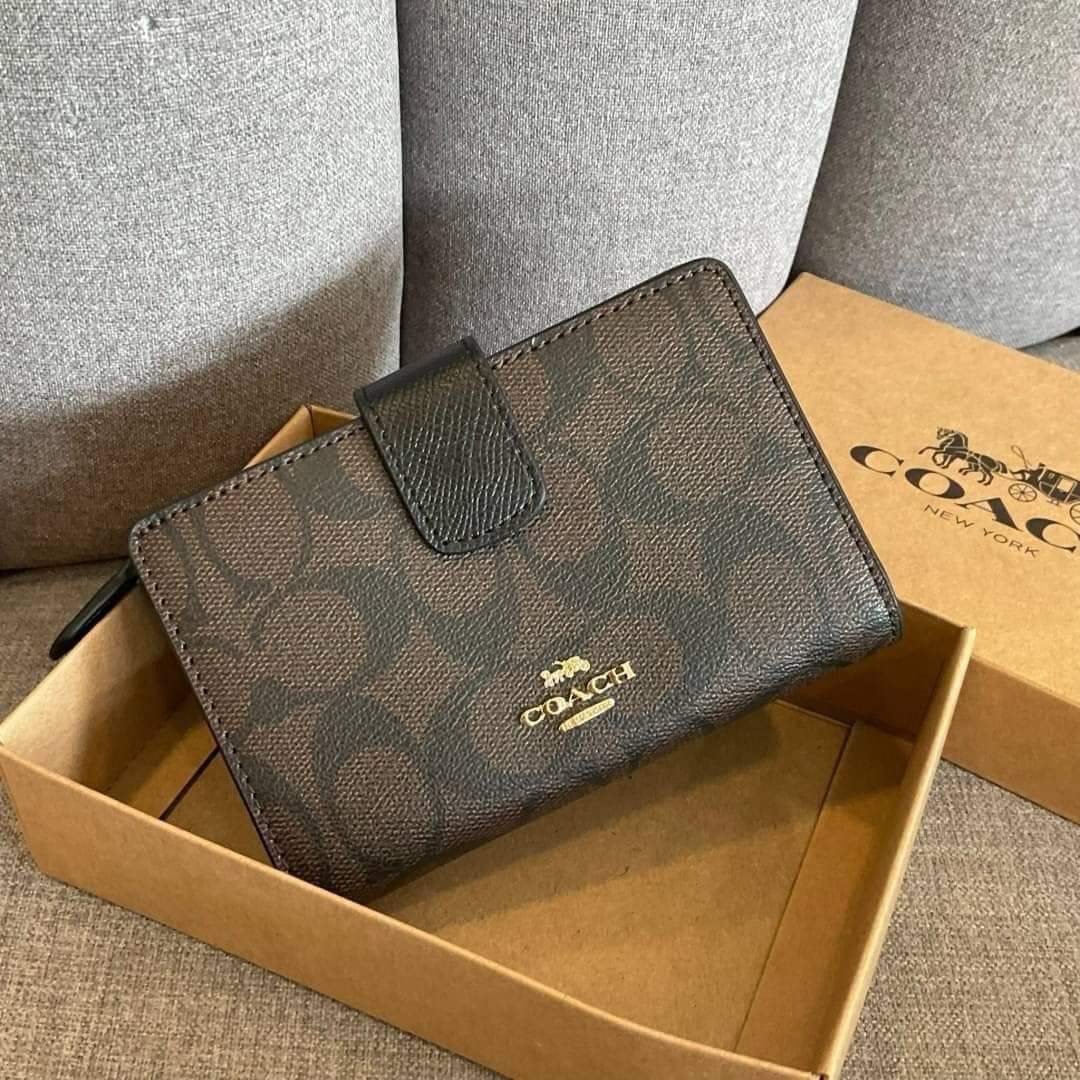 coach medium corner zip wallet (แอดไลน์ก่อนสั่งซื้อ)