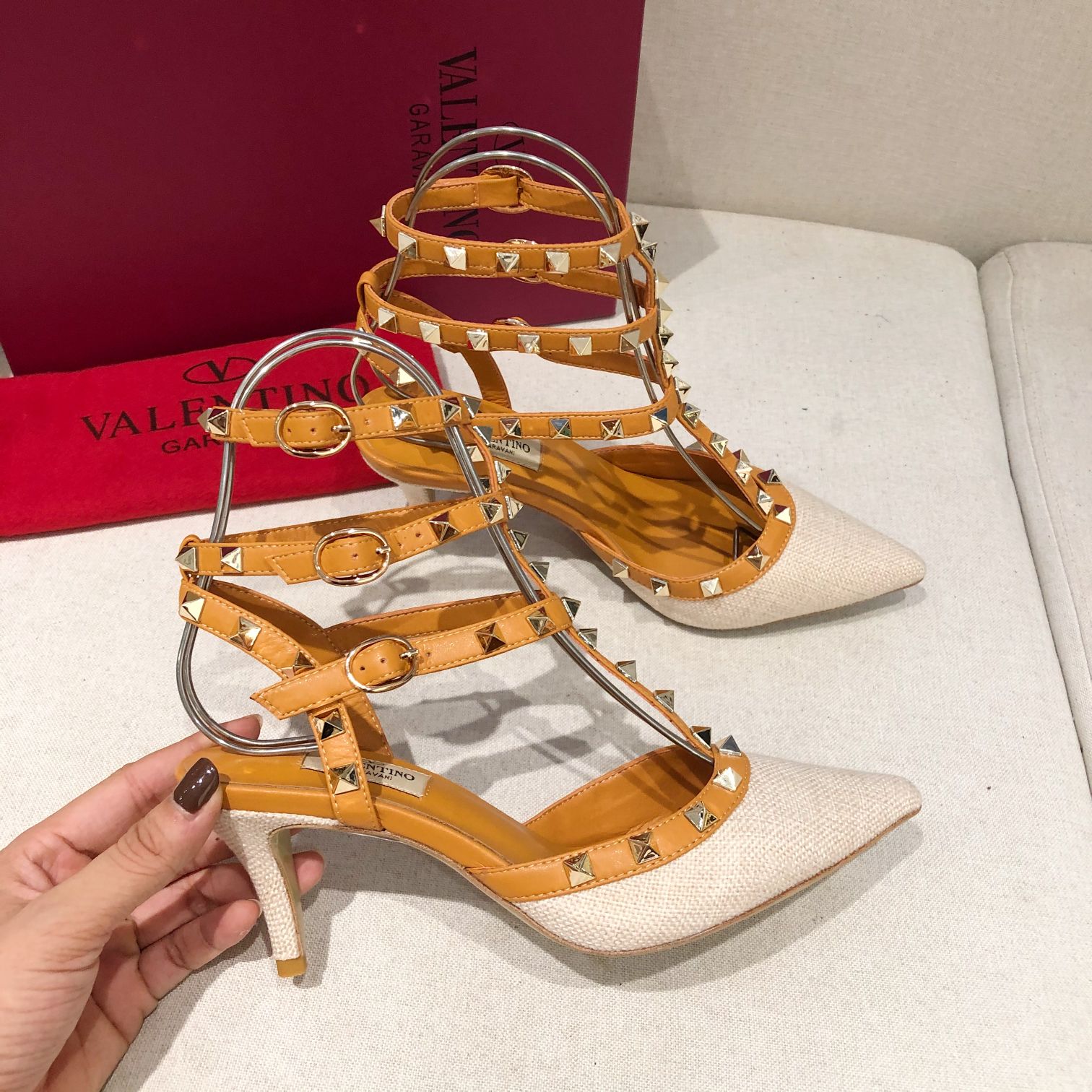 รองเท้า valen หนังแท้ ด้านบนเป็นผ้า size 34-42 สูง 6.5 และ 9.5 cm พื้นยาง 2990 พื้นหนัง 3500