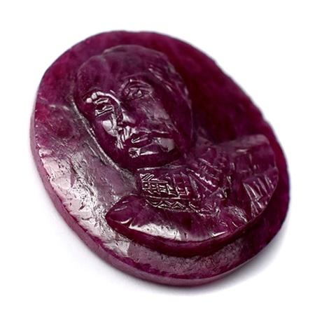 Carving Unheated Natural Ruby King Rama V ร.5 หรือ พระปิยมหาราช นำก้อนมาแกะสลักโดยก้อนไม่ผ่านการเผา น้ำหนัก 21.65 กะรัต สีแดงเข้มสวย งานแกะสลักสวย