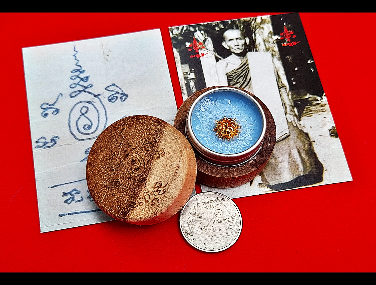 สีผึ้ง นะเศรษฐี (ฝ่าตลับเป็นยันต์นะเศรษฐี ของหลวงพ่อกวย วัดโฆสิตาราม ในตลับเป็นดอกพิกุล) ปี2564