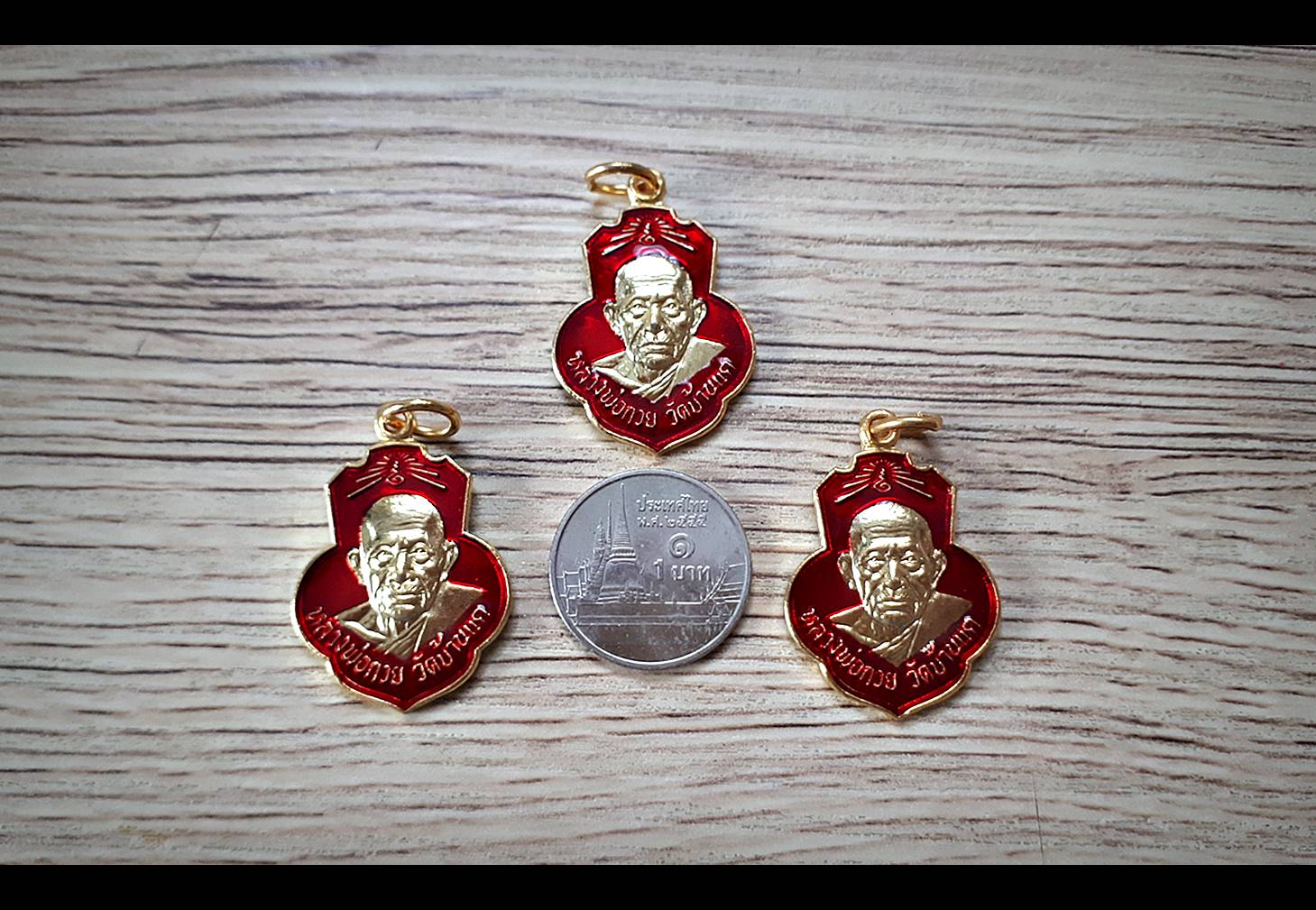 เหรียญหลวงพ่อกวย วัดโฆสิตาราม(วัดบ้านแค) เนื้อกระไหล่ทองคำ ลงยาแดง ปี2562 (แยกจากชุดกรรมการ) #รับประกันแท้ รูปภาพ สี หลวงพ่อกวย วัดโฆสิตาราม(วัดบ้านแค) (ขนาดตั้งบูชา 11x15นิ้ว) ปี2562 #รับประกันแท้ -- #พิธีดีมากดวงจิตหลวงพ่อกวยมาเสกให้เอง