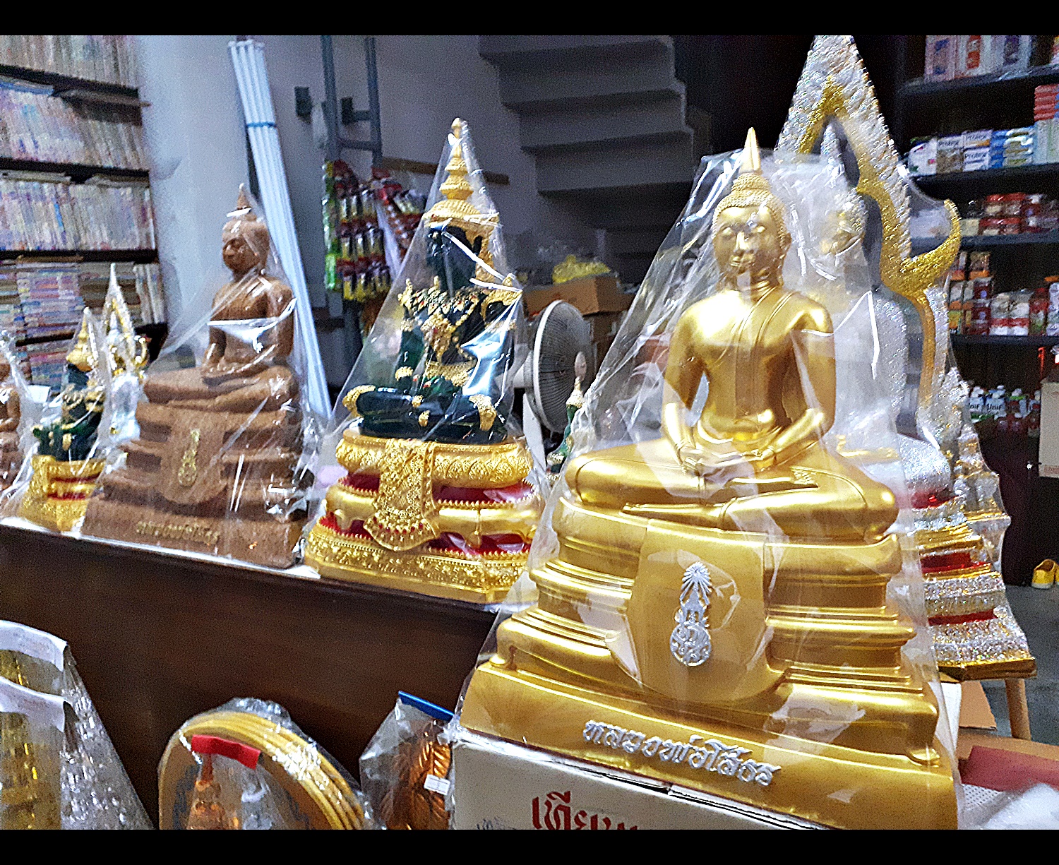 รูปหล่อ หลวงพ่อโสธร เนื้อเรซิ่น สีทอง (พระขนาดตั้งบูชา ขนาดใหญ่ หน้าตัก 9นิ้ว)