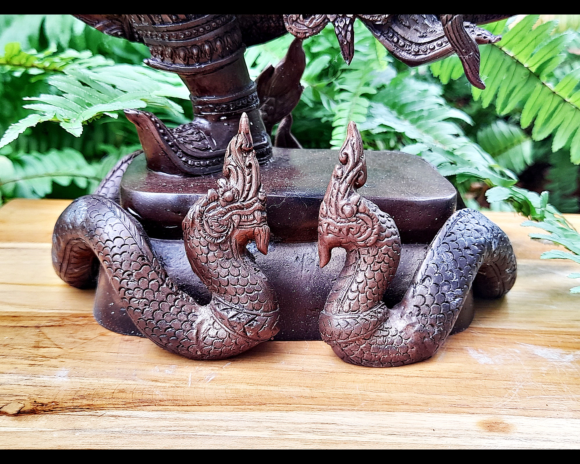 รูปหล่อ ท้าววิรูปักษ์ (อาวุธประจำกาย คันศรพญานาค+สังวารพญานาค ) ยืนประทับพญานาค (ผู้ปกครองและเป็นใหญ่ในเหล่าพญานาค มีบริวารเป็นเหล่าพญานาค) - (เทวดาระดับสูงชั้นจาตุมหาราชิกา มีตำแหน่งเป็น1ใน4 ของท้าวมหาราช) เนื้อทองเหลือง ผิวน้ำตาลเข้ม (ขนาดใหญ่ตั้งบูชา ส