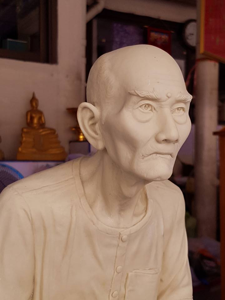 รูปหล่อ เซียนแปะโรงสี วัดศาลเจ้า รุ่นเจ้าสัวฟ้าประทาน ปี2560 เนื้อเรซิ่น สีงาช้าง (ขนาดองค์บูชาหน้าตัก 12นิ้ว องค์ขนาดใหญ่)