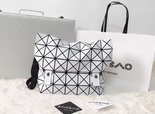 กระเป๋าสะพายข้าง issey rock sholder bag รุ่นใหม่ สีขาวแมทด้าน