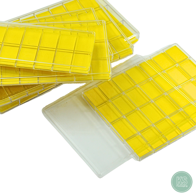 กล่องพลาสติกพร้อมฝาใสมี 50ช่องใหญ่ ภายด้านในมีฟองน้ำบุผ้ากำมะหยี่สีเหลือง ใส่พระเครื่อง วัตถุมงคล เครื่องประดับ สามารถวางซ้อนทับได้หลายชั้น ราคาถูก