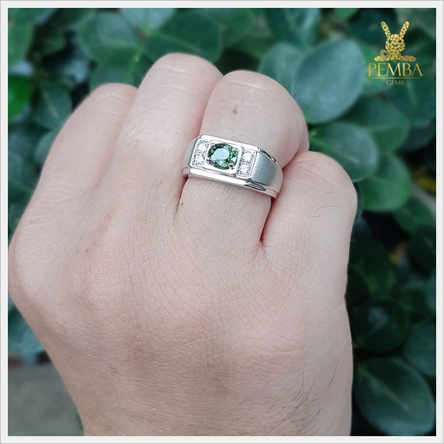 แหวนเขียวส่องแท้ เงินแท้ ชุบทองคำขาว แหวนพลอยแท้