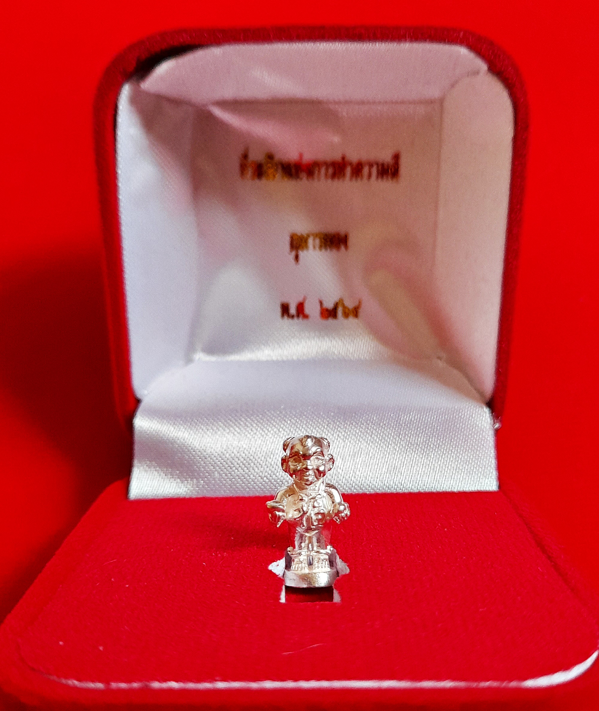 กุมารแห่งความสำเร็จ - กุมารจีน (ใส่ชุดเอี๊ยมจีน ซ้ายถือทอง ขวาถือลูกท้อ ใส่กำไล) เนื้อเงินชนวน(ขนาดจิ๋ว) ฐานบรรจุมวลสาร ปี2564 #รับประกันแท้