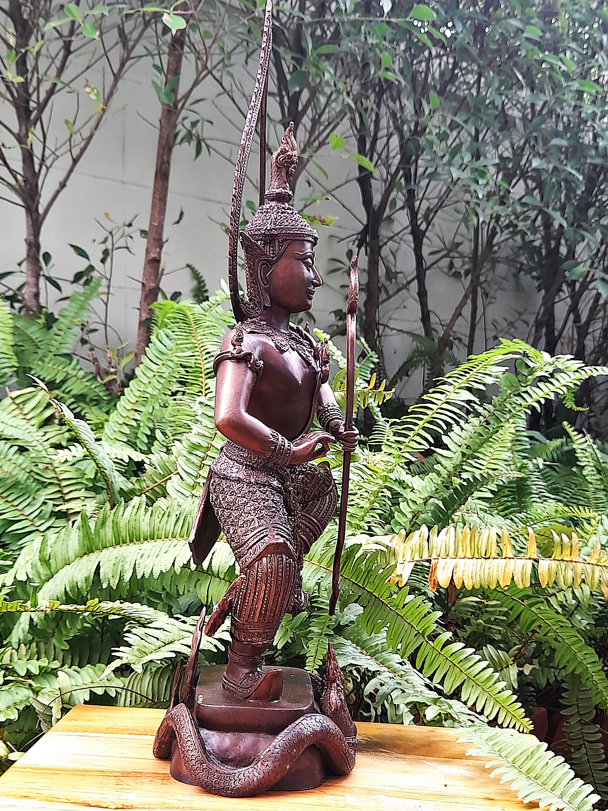 รูปหล่อ ท้าววิรูปักษ์ (อาวุธประจำกาย คันศรพญานาค+สังวารพญานาค ) ยืนประทับพญานาค (ผู้ปกครองและเป็นใหญ่ในเหล่าพญานาค มีบริวารเป็นเหล่าพญานาค) - (เทวดาระดับสูงชั้นจาตุมหาราชิกา มีตำแหน่งเป็น1ใน4 ของท้าวมหาราช) เนื้อทองเหลือง ผิวน้ำตาลเข้ม (ขนาดใหญ่ตั้งบูชา ส