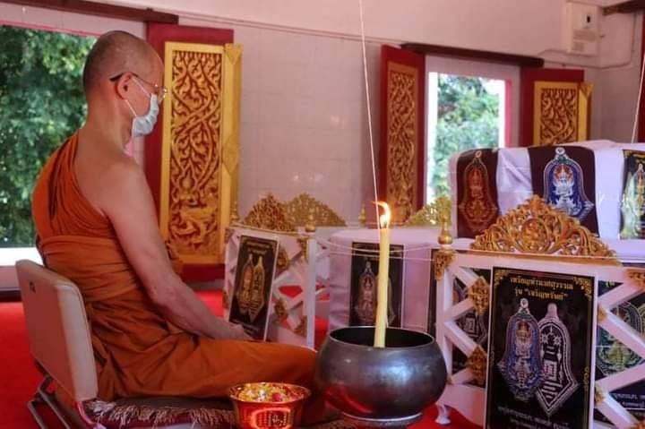 เหรียญท้าวเวสสุวรรณ ปางหน้าเทพบุตร หลังยันต์เกราะเพรช (โค็ดเลขสวย ๙๔) (ตอกโค็ดเจดีย์ ตอกเลขไทยรันเลข สลักนาม หลวงพ่อเล็ก วัดท่าขนุน และยันต์ต่างๆ) เนื้อเงินแท้ ลงยาเหลืองทอง ปี2564 (จัดสร้างน้อย เพียงแค่199เหรียญ) #รับประกันแท้ - หลวงพ่อเล็ก วัดท่าขนุน ปล