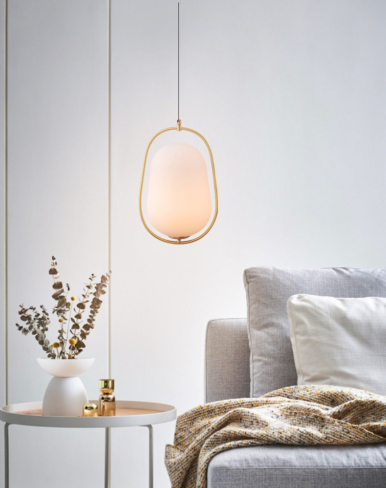 โคมไฟแขวนเพดานสไตล์โมเดิร์นโป๊ะแก้วทรงวงรีสีขาวขุ่นโครงสีทอง [GB-9770]